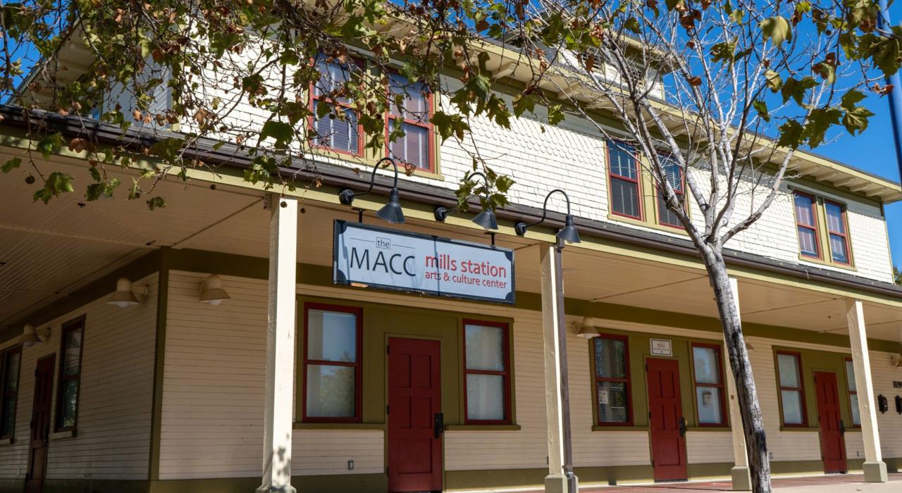 米尔斯站艺术和文化中心，一个被当地人称为“The MACC”的社区艺术展览空间和活动中心