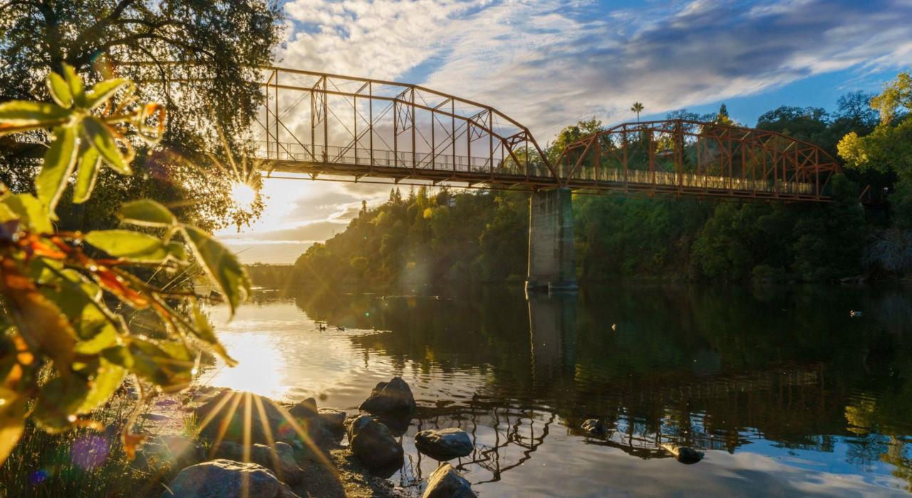 费尔奥克斯大桥横跨美国河