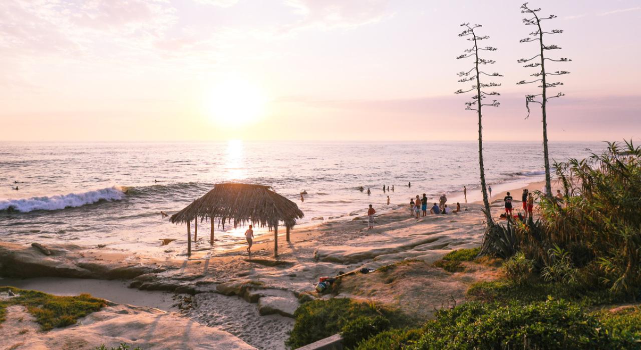 在温丹西海滩上观赏日落