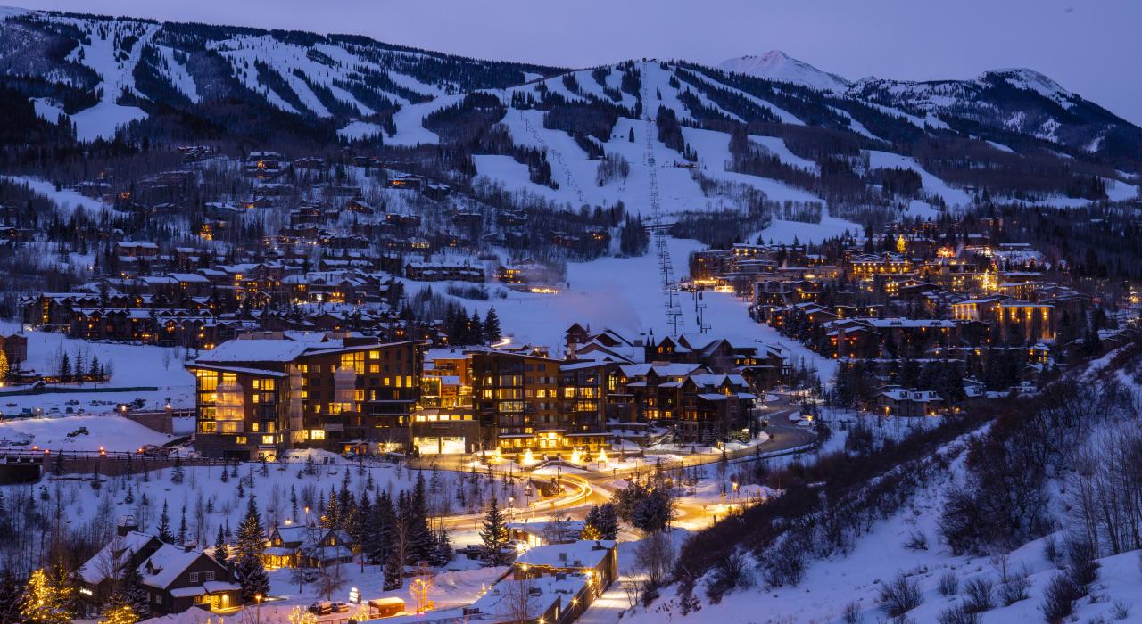 黄昏时分，俯瞰群山环绕的科罗拉多州斯诺马斯基地村