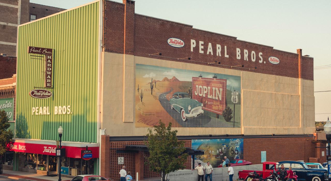 乔普林 66 号公路壁画公园内的 66 号公路主题壁画