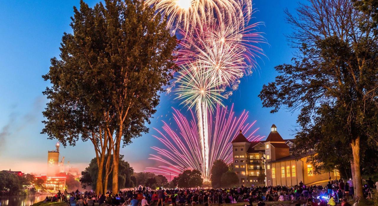 在弗兰肯莫斯上空，烟火点亮夜空