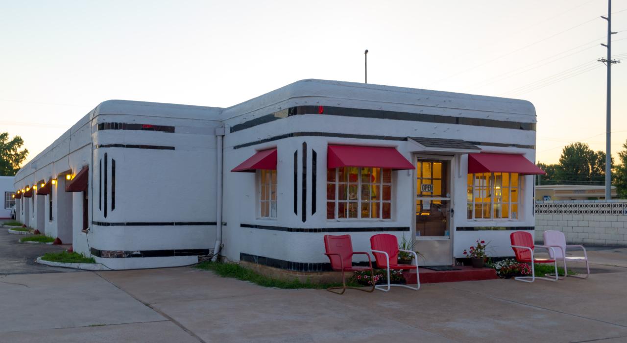 密苏里州迦太基的 Boots Court Motel 是一家历史悠久的汽车旅馆，1939 年首次开业