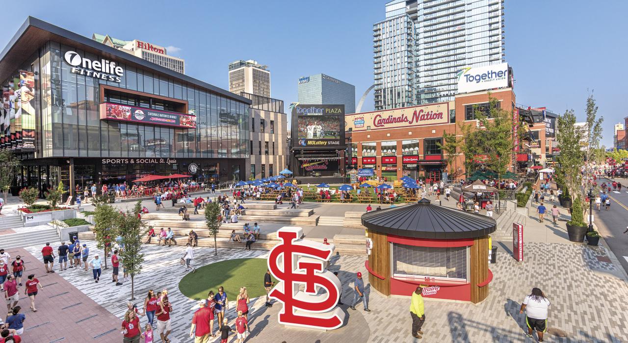 在棒球场村 (Ballpark Village) 观看圣路易斯红雀队棒球比赛的球迷