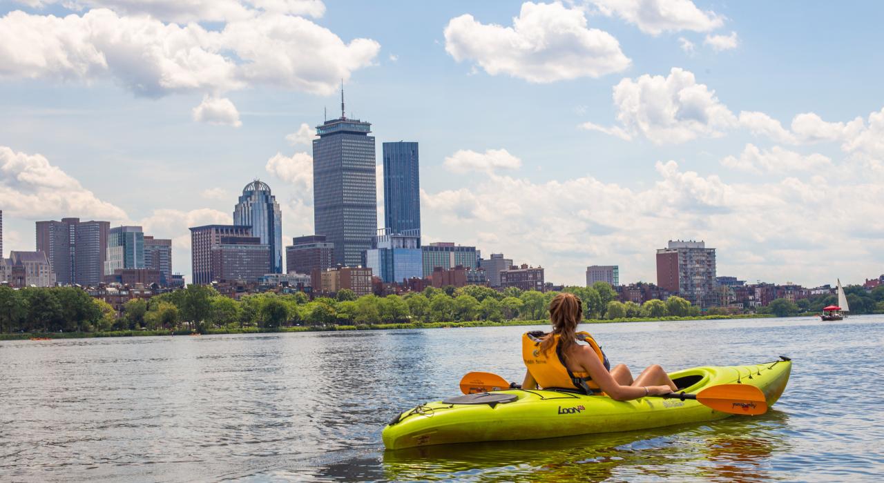 在查尔斯河上一边泛舟一边欣赏波士顿的城市天际线