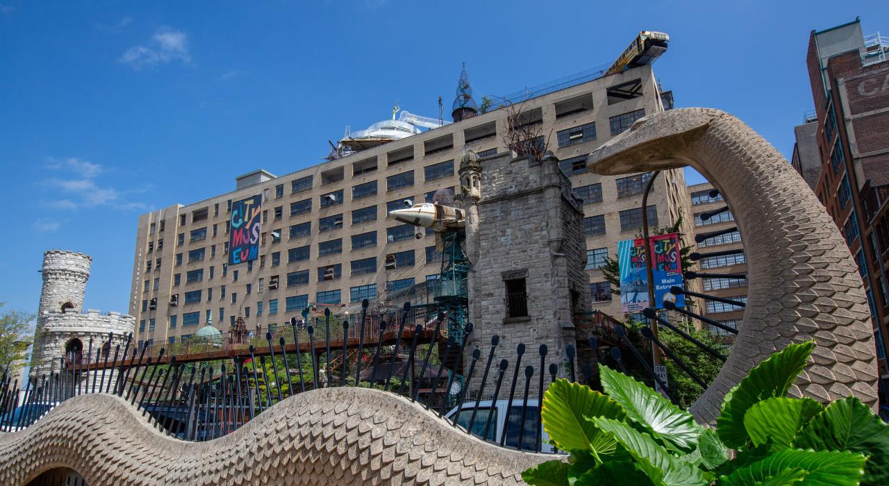 充满奇思妙想的艺术装置，点缀在深受孩子喜爱的城市博物馆 (City Museum) 之外