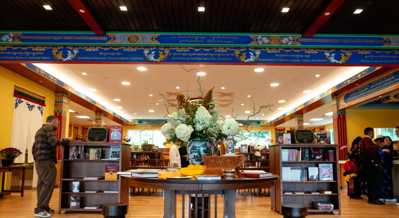 大乘法苑佛教研究所的达赖喇嘛图书馆和学习中心