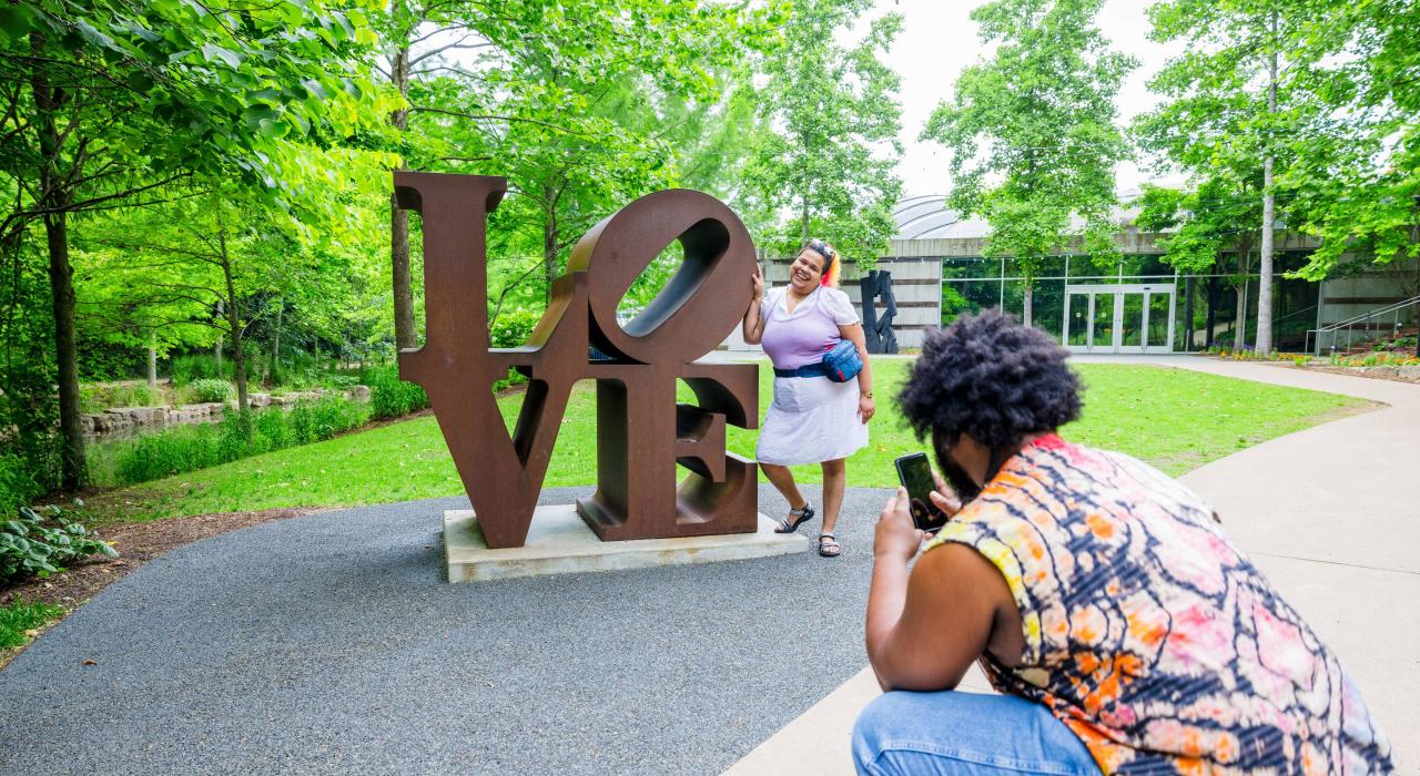 在水晶桥美国艺术博物馆与罗伯特·印第安纳创作的雕塑《LOVE》合影