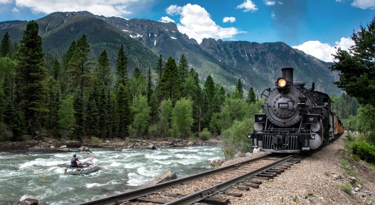 杜兰戈西弗敦窄轨铁路穿过科罗拉多州杜兰戈附近的圣胡安国家森林