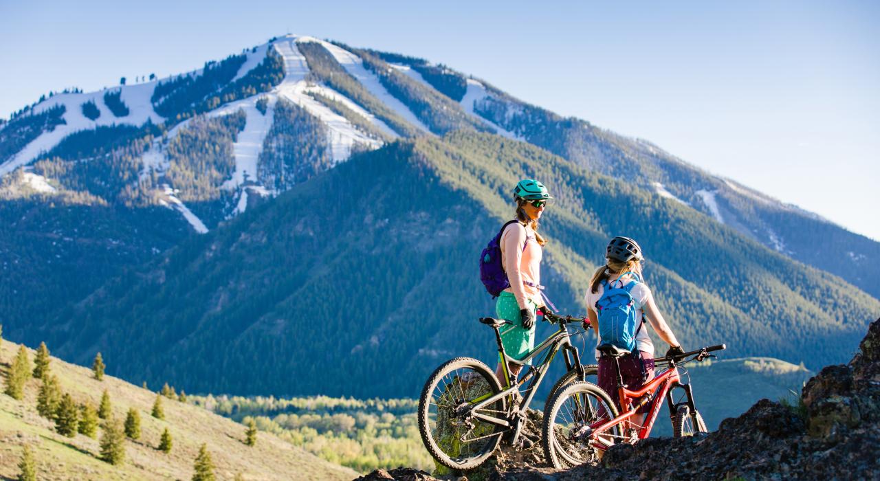 沿白云步道骑行和欣赏壮阔山景