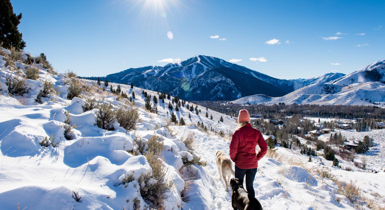 在白云步道参加雪地徒步