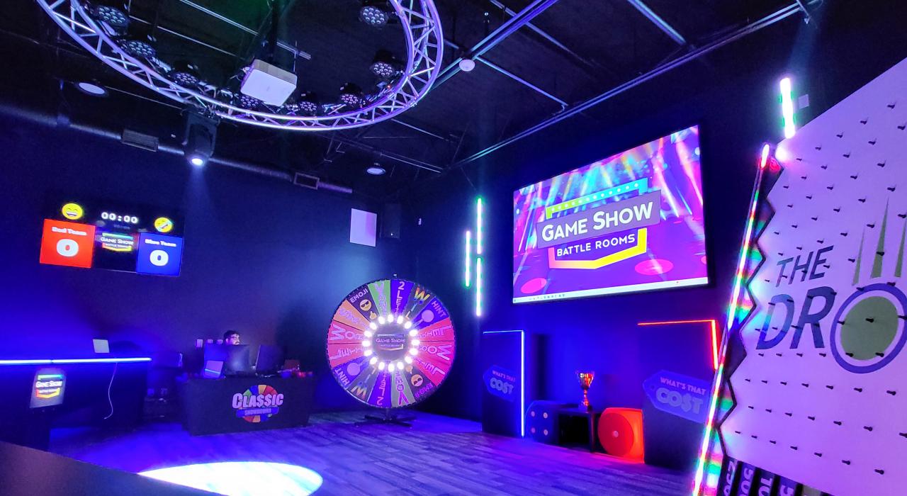 在 Game Show Battle Rooms 游戏竞技室里霓虹灯为友好的竞赛营造了氛围