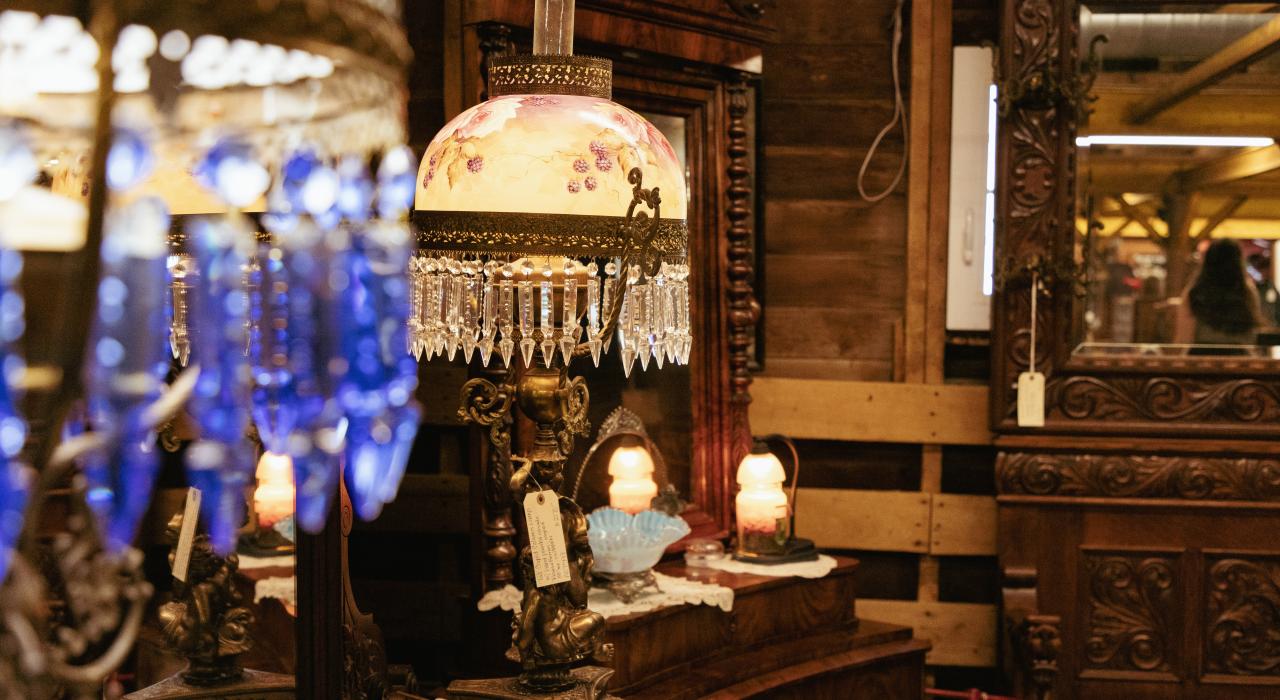 在 Rock Garden Antique Barn 古董店里欣赏精美的传世之宝