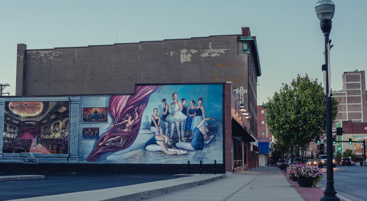 画家 Garin Baker 创作的壁画《乔普林表演艺术庆典》淋漓展现该市的艺术历史