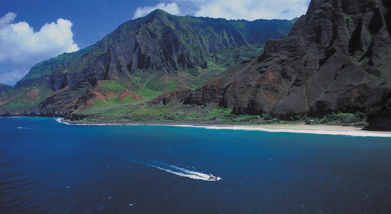乘船探索壮丽的纳帕利海岸 (Napali Coast)