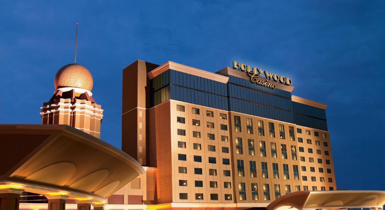 豪华的好莱坞赌场在夜幕下灯火通明