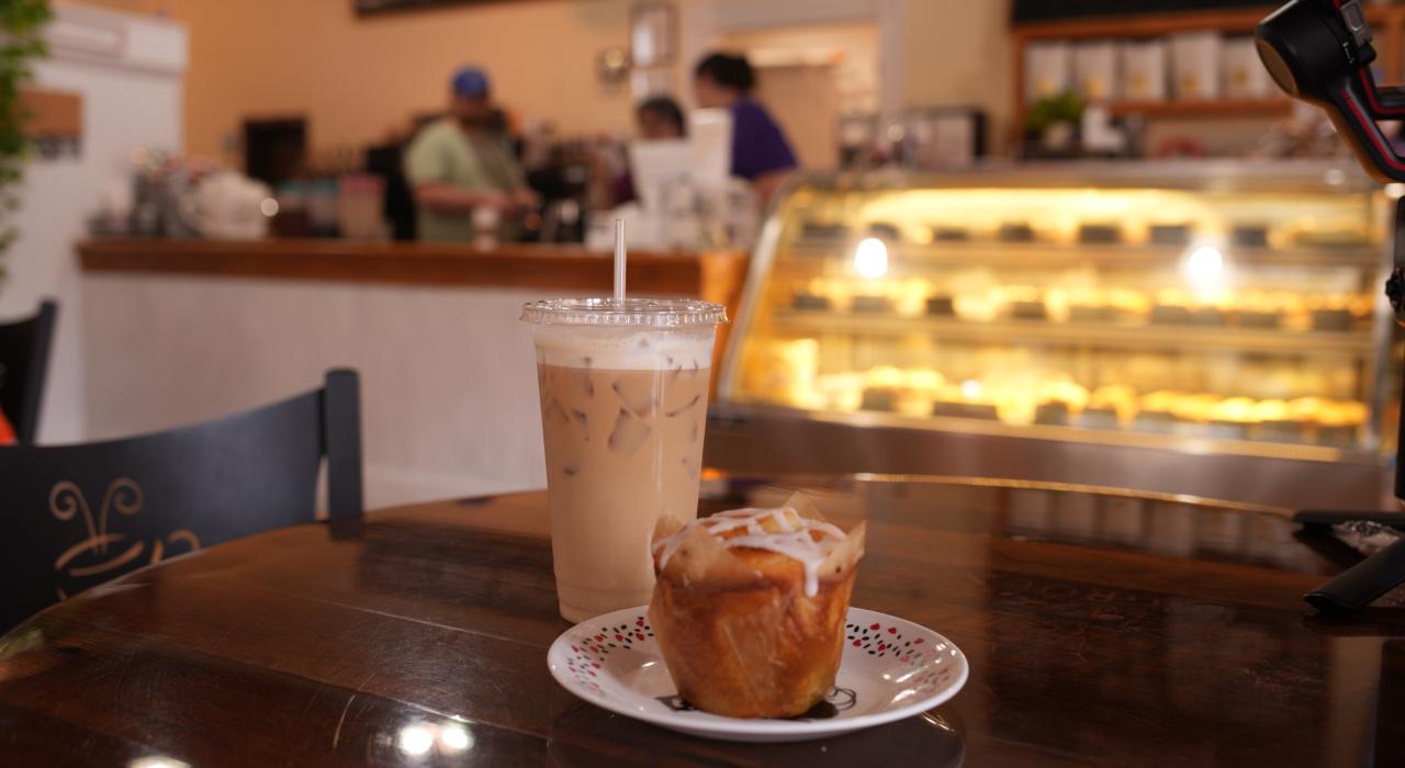 Common Grounds 咖啡店的本地咖啡和糕点