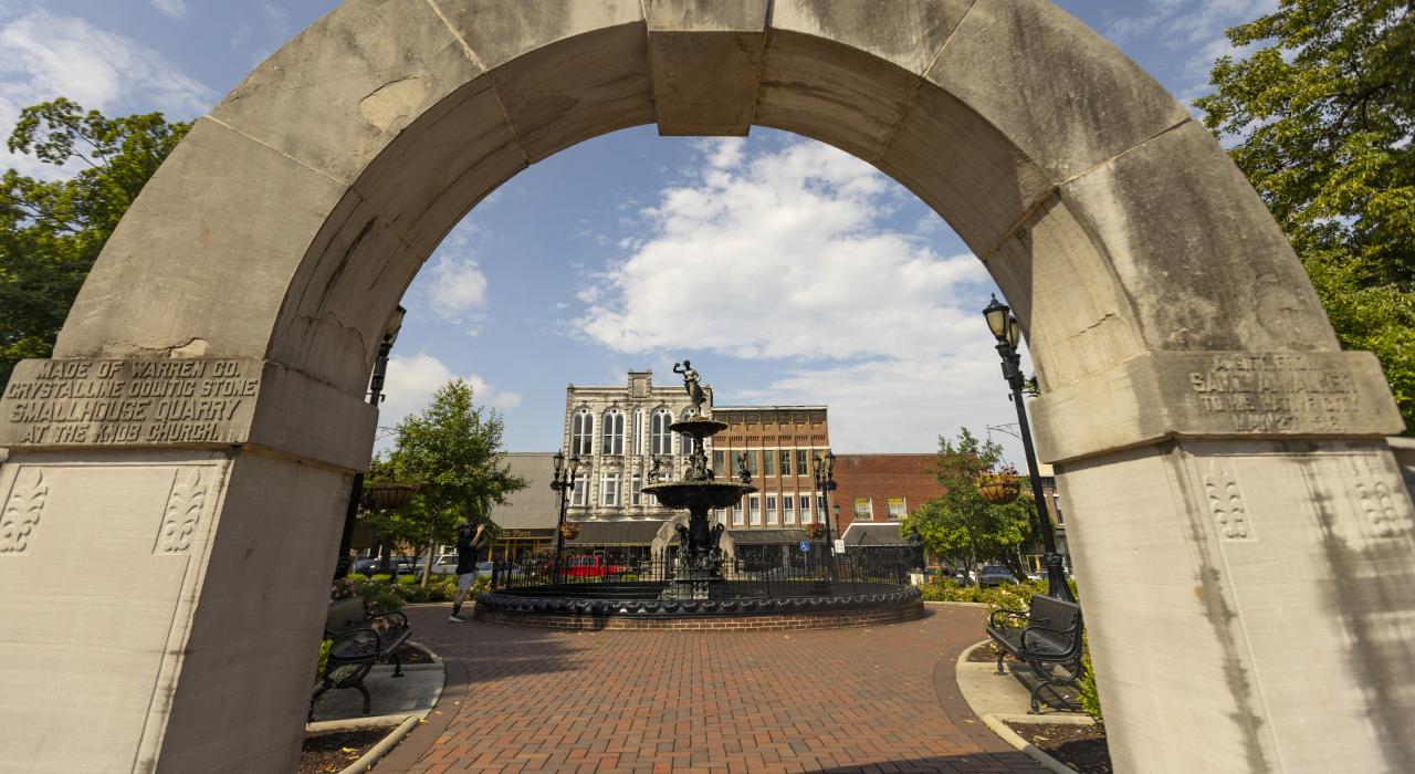 位于鲍林格林市中心核心区域的喷泉广场公园