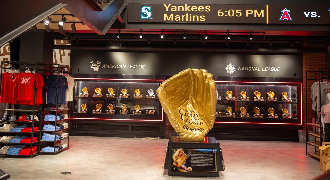 Rawlings Experience 棒球体验中心展出的棒球装备和收藏品