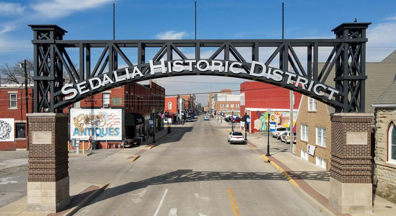 一张欢迎游客来到锡代利亚历史街区的宣传画