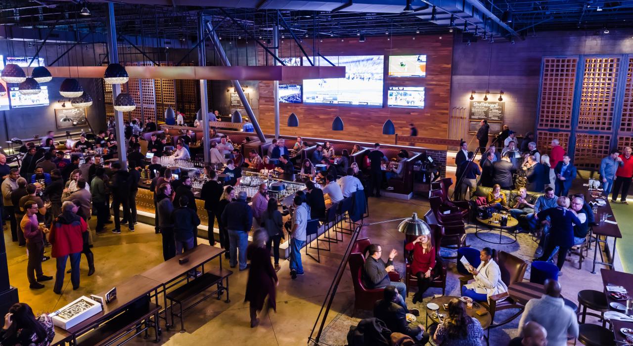 在 Westport Social Classic Bar & Gaming Lounge 酒吧和游戏酒廊度过美好夜晚