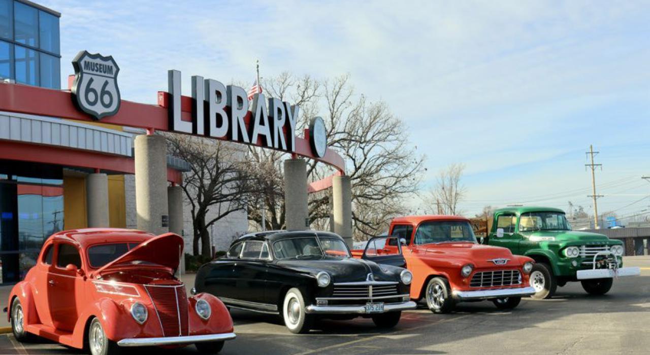 复古车停在莱巴嫩-拉克利德县图书馆的 66 号公路博物馆外