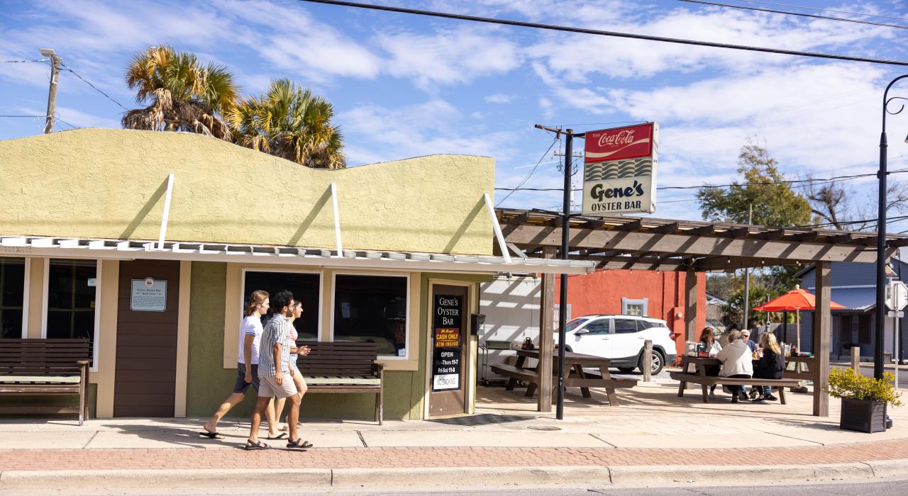 前往 Gene’s Oyster Bar 酒吧，一边品尝海鲜一边感受历史