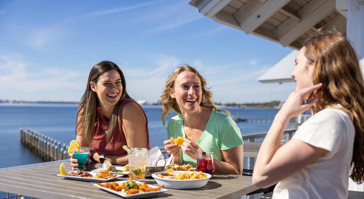 在历史悠久的圣安德鲁斯的 Uncle Ernie’s Bayfront Grill 餐厅品尝海滨海鲜