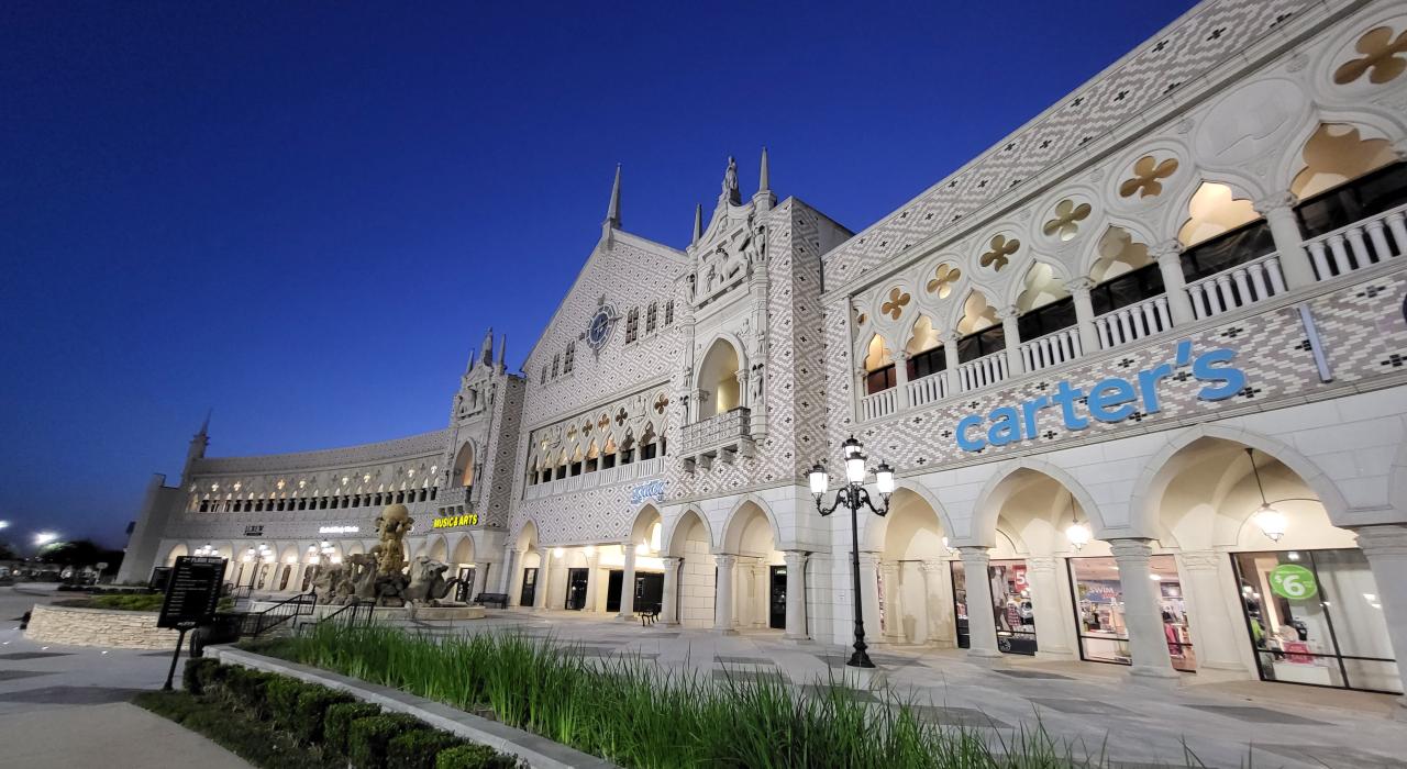 Portofino Shopping Center 购物中心的威尼斯风格建筑