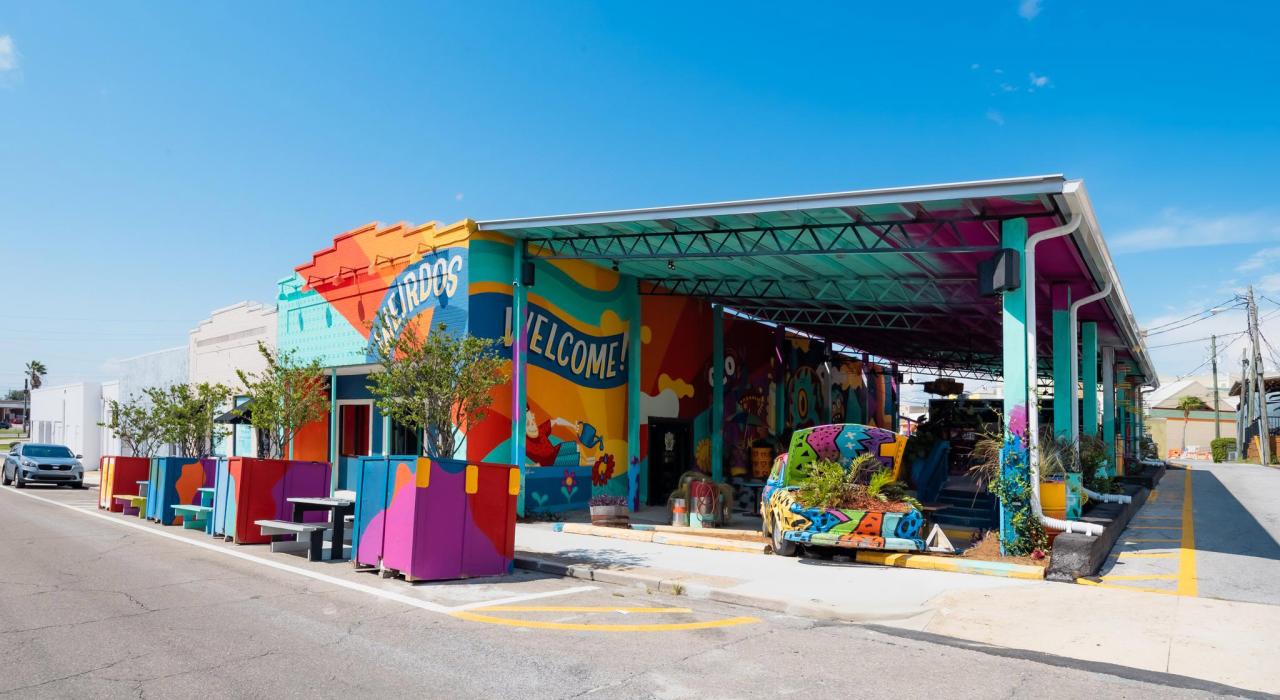 在巴拿马城市中心的 El Weirdo 餐厅一边欣赏街头艺术一边品尝街头炸玉米饼