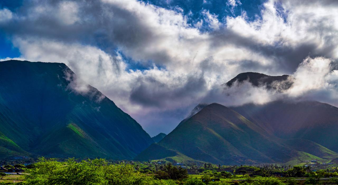 天幕下摄人心魄的 Mauna Kahālāwai 山脉