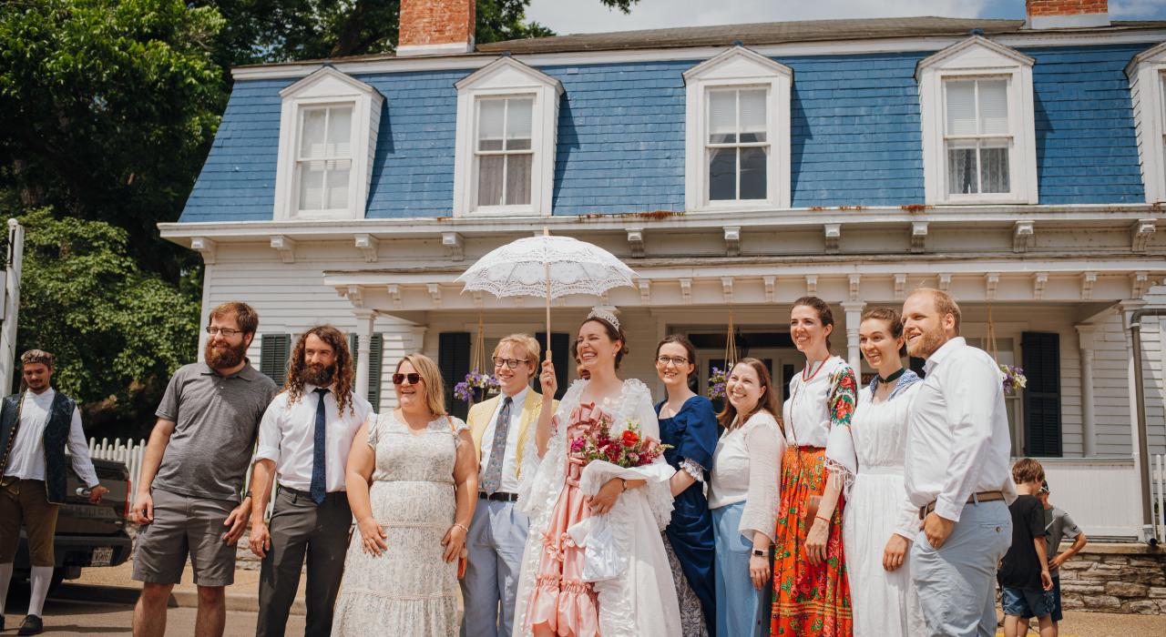 在历史悠久的 Charles Hertich 医生故居庆祝一年一度的法国传统文化节