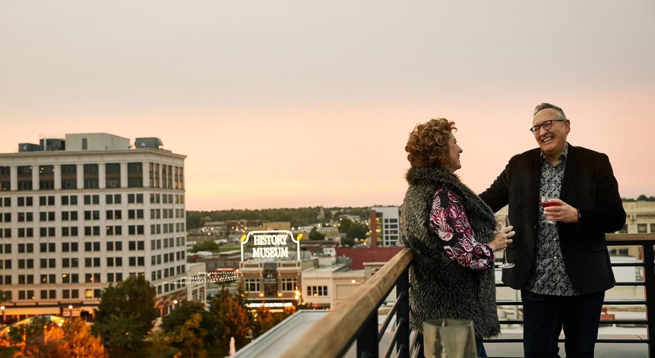 在 Vantage Rooftop Lounge and Conservatory 屋顶酒廊和温室欣赏日落美景，享受美酒佳肴