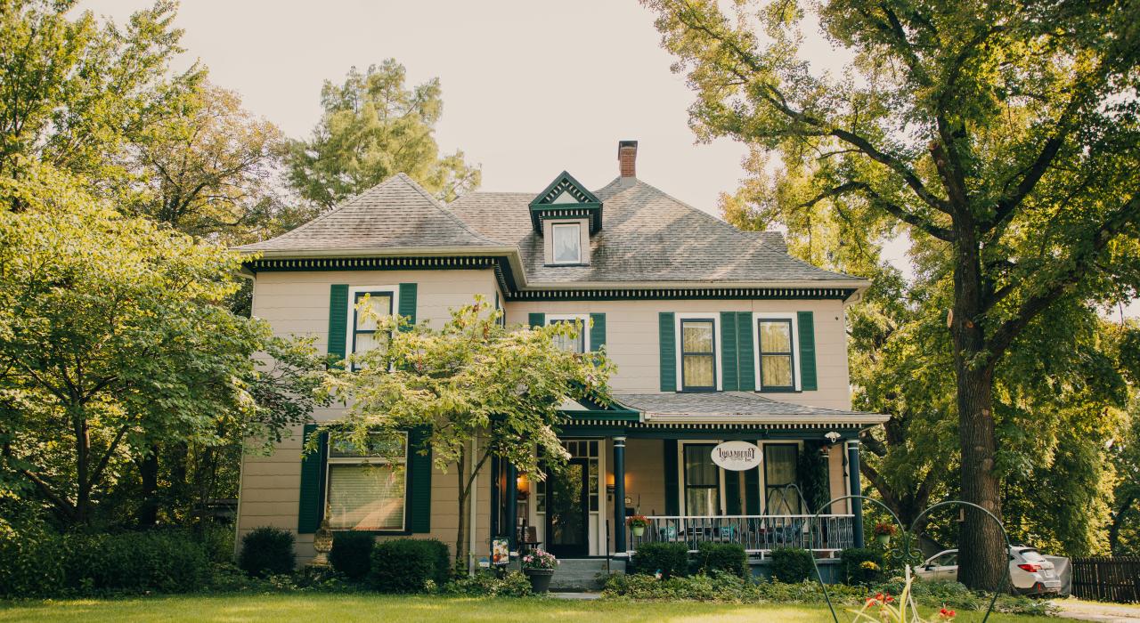 在历史悠久的 Loganberry Inn Bed and Breakfast 旅馆里留下难忘的住宿回忆