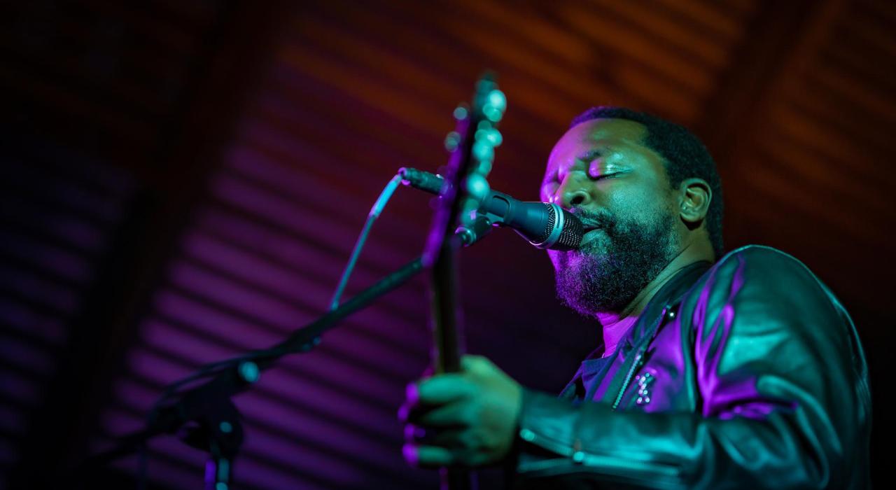 在一年一度的 Panama City Songwriters Festival 作曲家节上欣赏现场表演