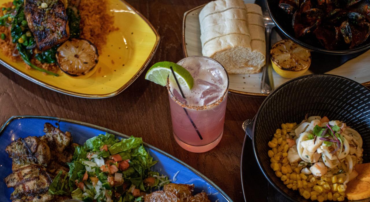 在当地餐厅 Toro 享用各种西班牙小吃