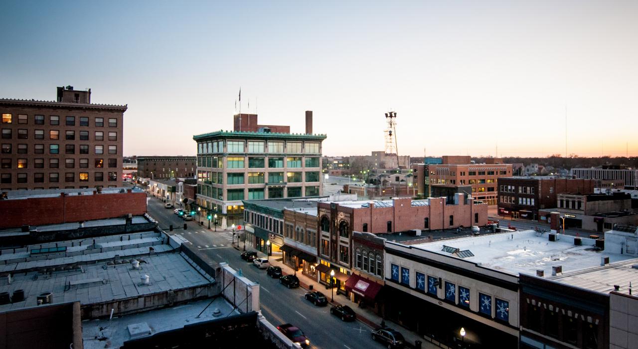 日落时分的乔普林市中心鸟瞰图