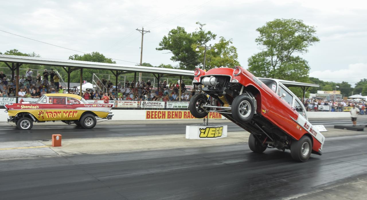 在榉木弯道赛道上飞驰而过的直线加速赛选手