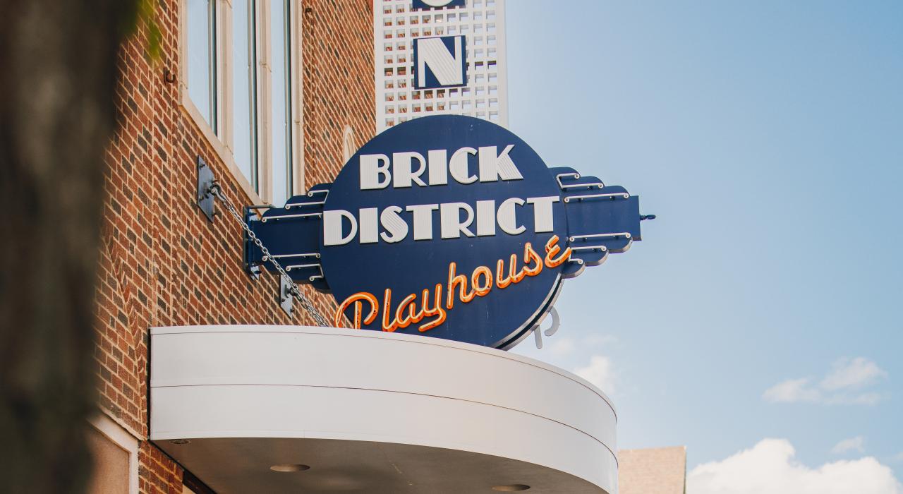 前往 Brick District Playhouse 剧场观看现场表演