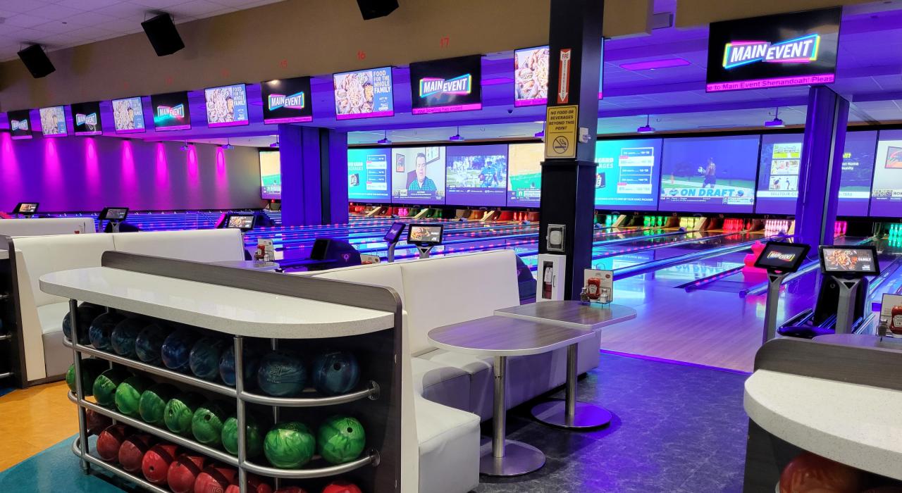 Main Event 综合娱乐场馆内灯火通明的保龄球馆