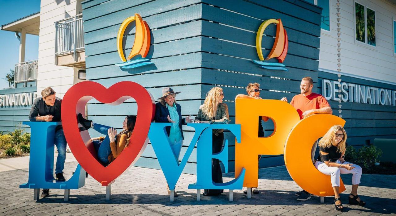 在 Destination Panama City 的游客中心拍摄集体照