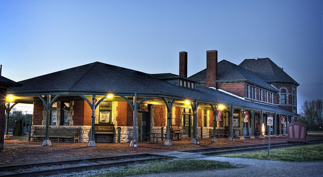 历史悠久的 Katy Depot 火车站夜景