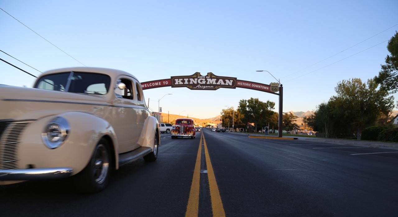 矗立在贝尔街的拱门，仿佛在迎接车辆驶入金曼历史悠久的城区