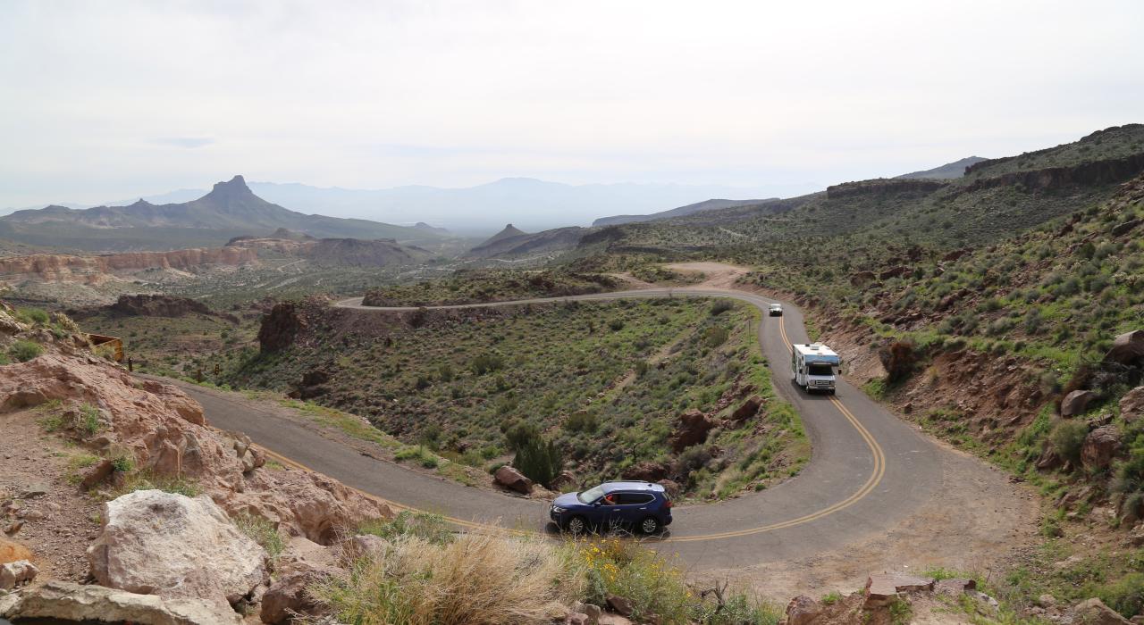 司机驶过奥塔曼公路上的 Shaffer’s Fish Bowl，该公路是一段穿越沙漠的 66 号公路路段