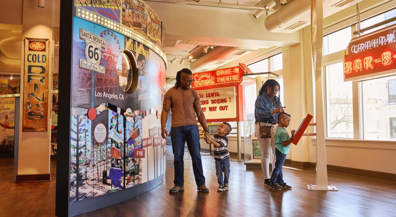 广场历史博物馆展出的 66 号公路纪念品