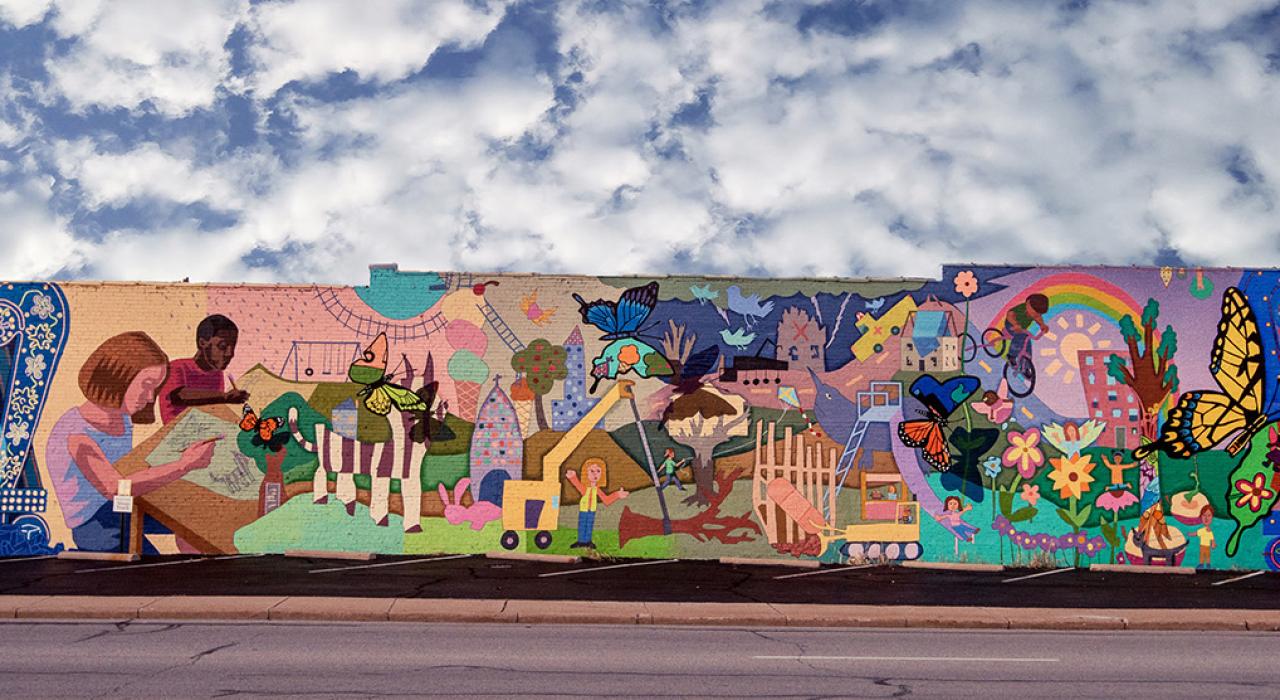 艺术家 Dave Lowenstein 创作的壁画《蝴蝶效应：重振梦想》，向 2011 年那场强力龙卷风过后的社区重建工作致敬