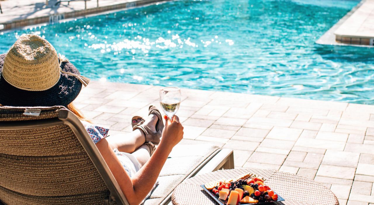 在 Sawgrass Marriott Golf Resort & Spa 度假村和水疗中心一边喝饮料和用餐，一边欣赏泳池景观