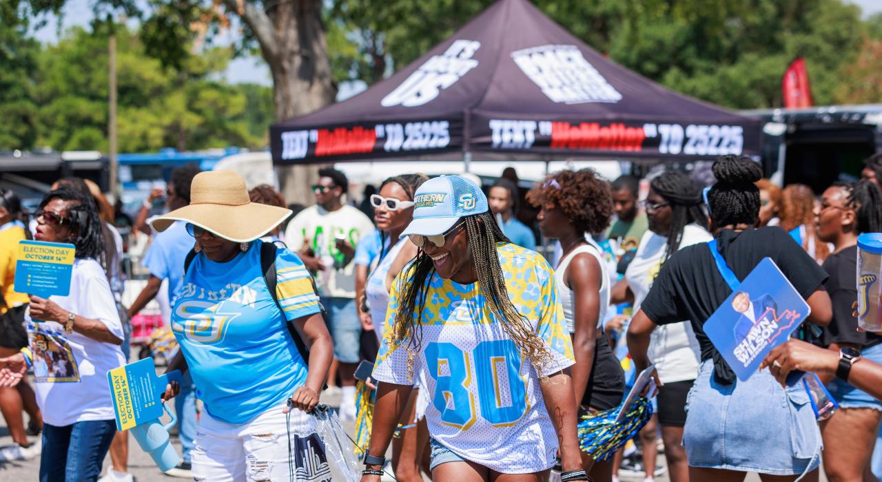 在南方大学的车尾派对上为南方大学美洲虎队美式橄榄球赛做准备