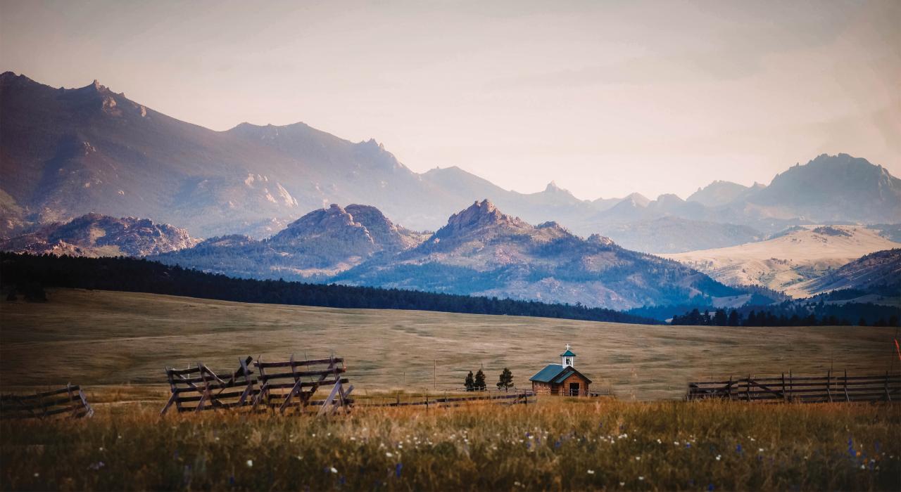 从埃斯特布鲁克村远眺拉勒米峰 (Laramie Peak) 的壮阔景色