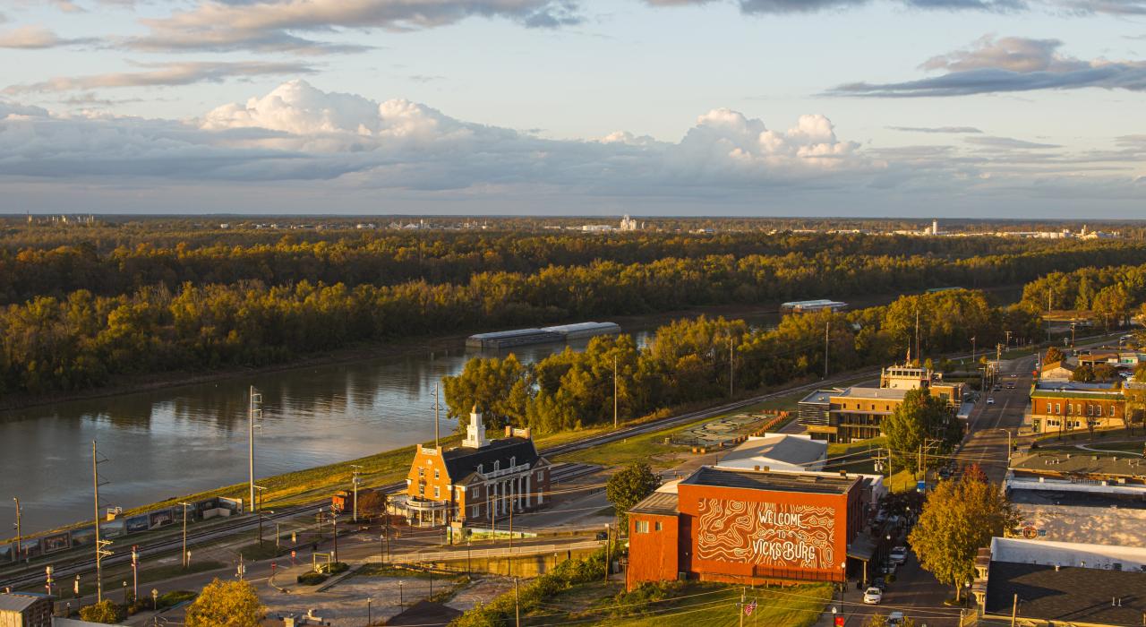 维克斯堡树木林立的河畔